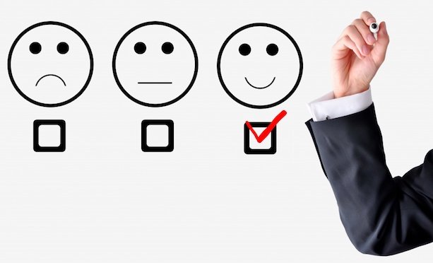 Текст-рукопись на бумаге, рука человека.